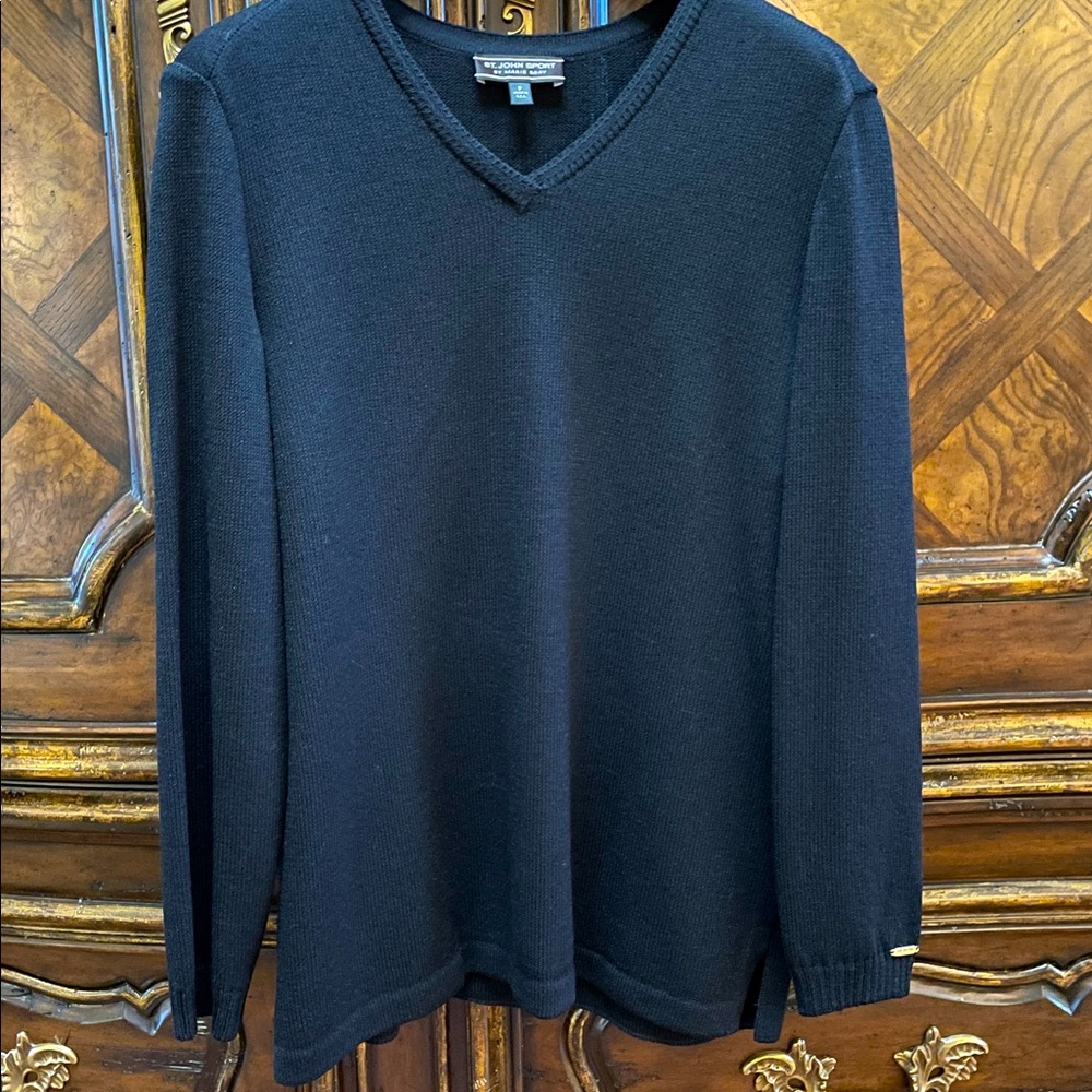 St John Black V-Neck Pullover Sweater. Size P